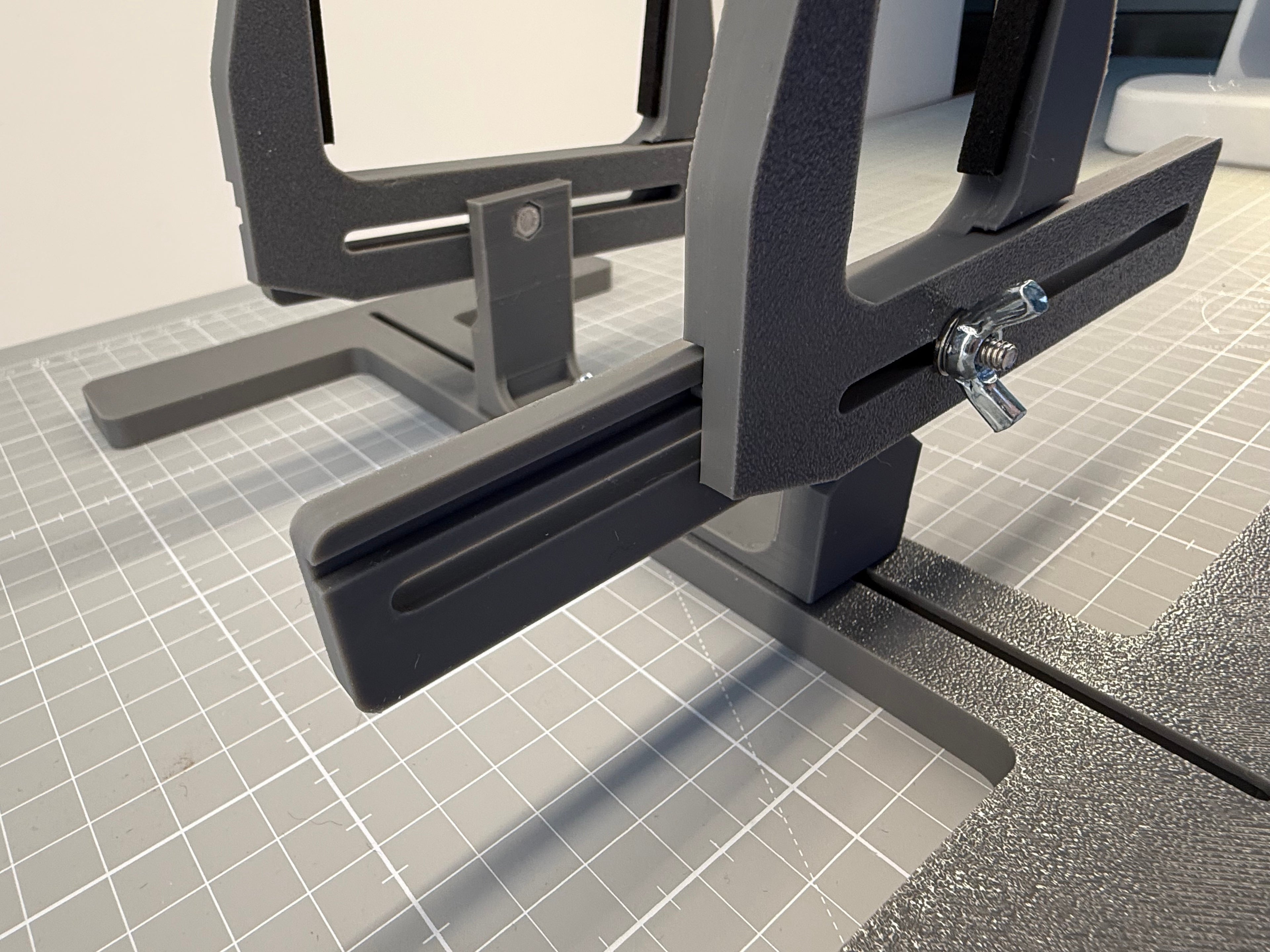 Fully Adjustable Locomotive Servicing Cradle & Maintenance Jig – O / OO Gauge