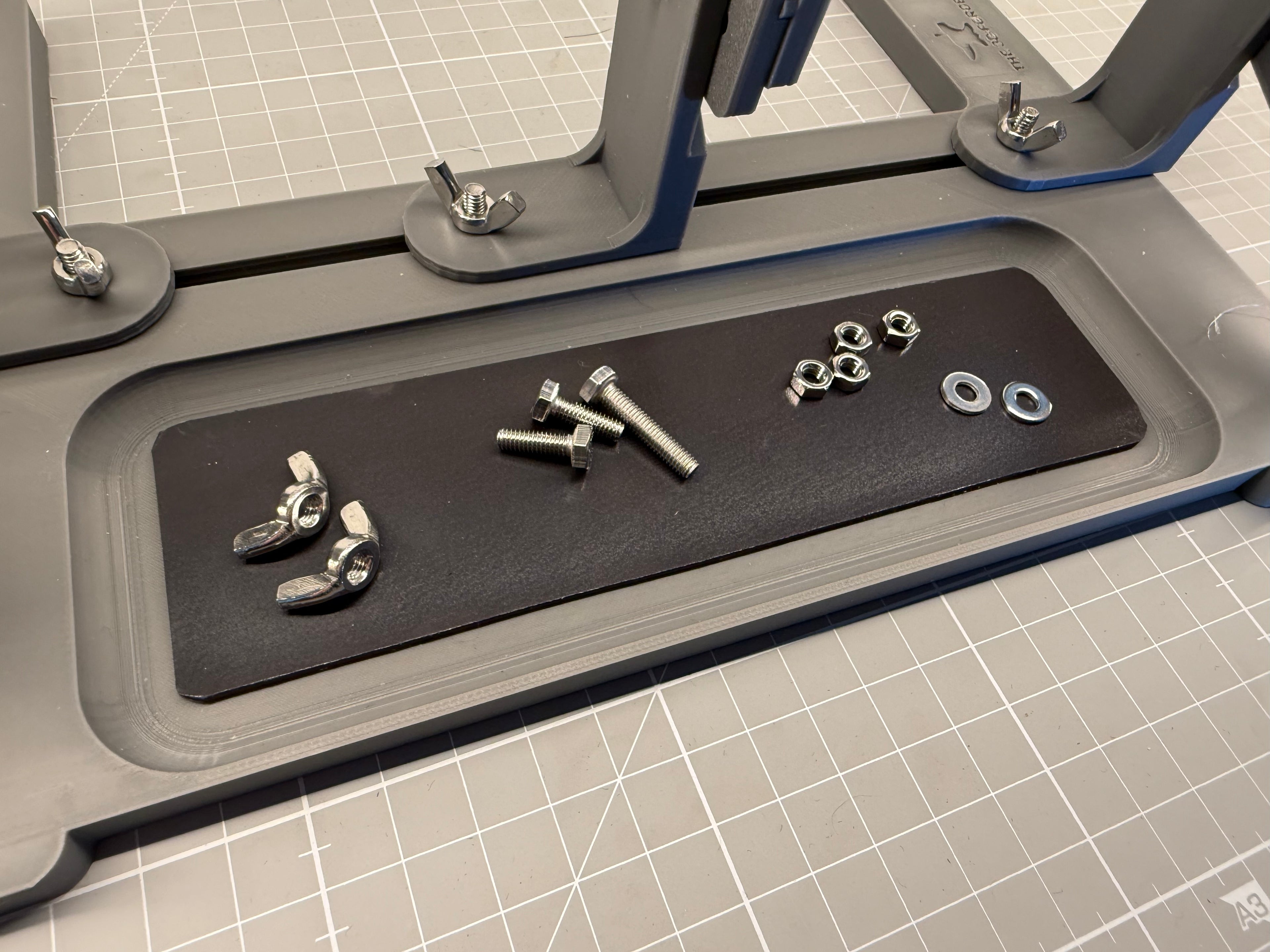 Pro Locomotive Maintenance Cradle with Magnetic Parts Tray - O / OO/HO Gauge
