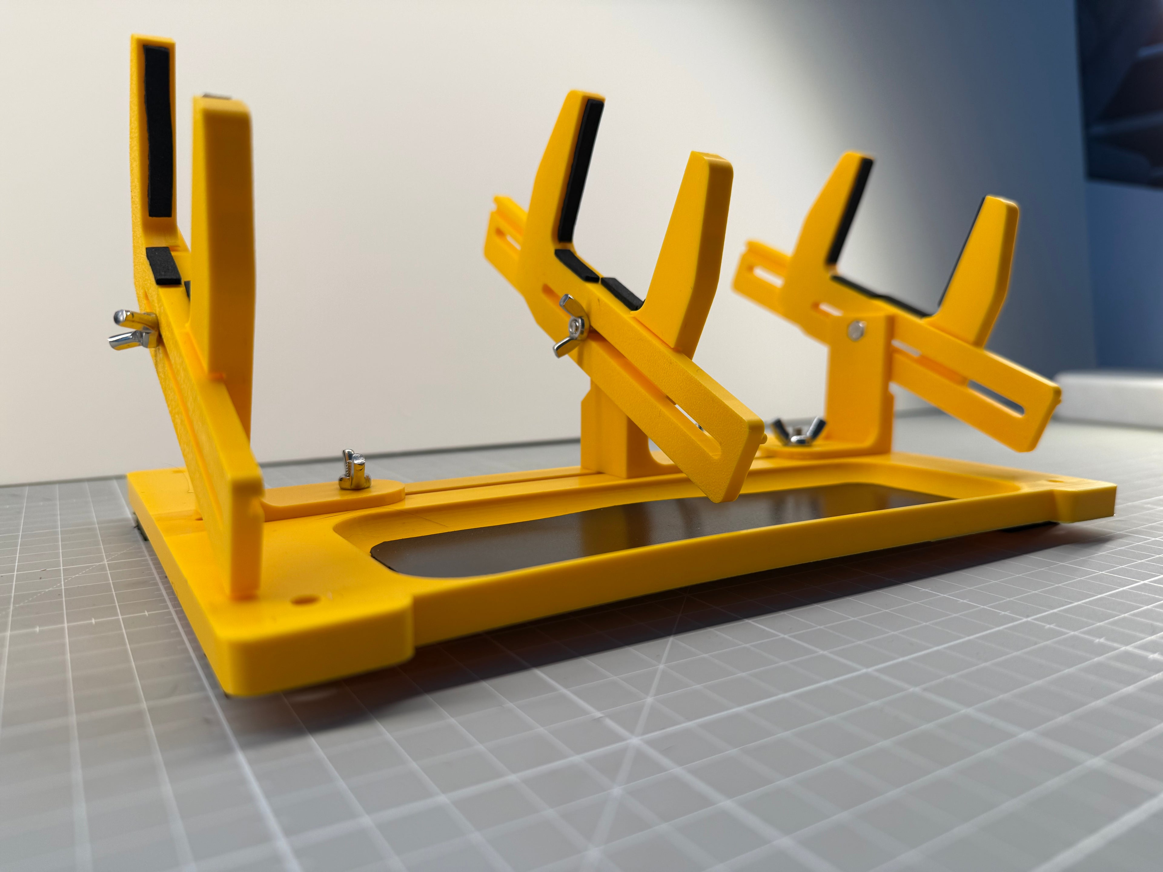 Pro Locomotive Maintenance Cradle with Magnetic Parts Tray - O / OO/HO Gauge